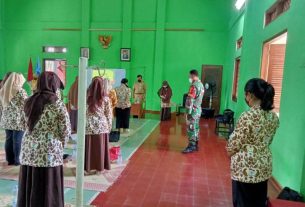 Peran Aktif Sertu Joko Dalam Penyuluhan KB Ibu-Ibu PKK Kelurahan Tegalharjo