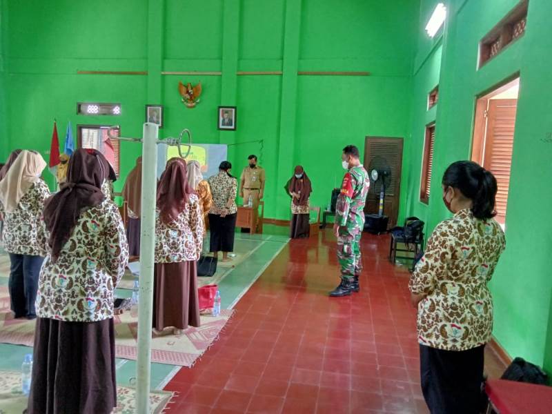 Peran Aktif Sertu Joko Dalam Penyuluhan KB Ibu-Ibu PKK Kelurahan Tegalharjo