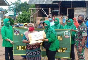 Perduli Korban Angin Puting Beliung, Ketua Persit Kartika Chandra Kirana Cabang XLIX Kodim 0426 Bagikan Paket Sembako