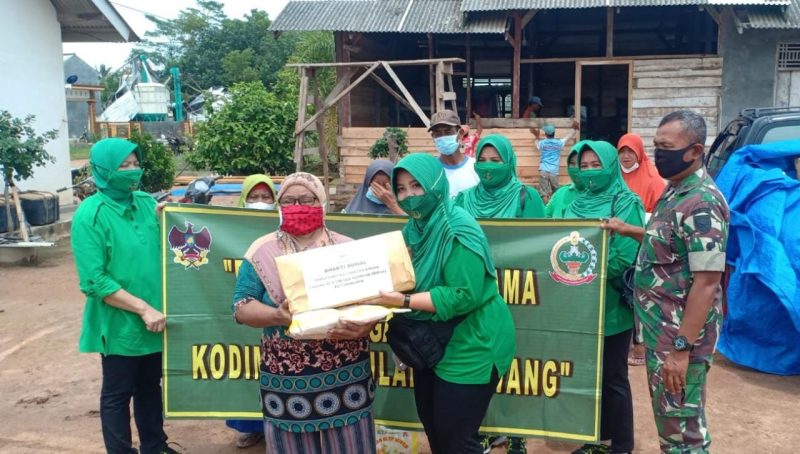 Perduli Korban Angin Puting Beliung, Ketua Persit Kartika Chandra Kirana Cabang XLIX Kodim 0426 Bagikan Paket Sembako