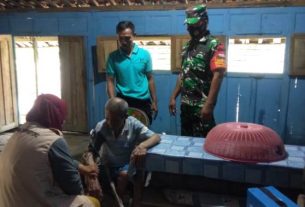 Permudah Warga Dapatkan Pelayanan, Anggota Koramil 10/Wuryantoro Dampingi Nakes Laksanakan Vakisnasi Door To Door