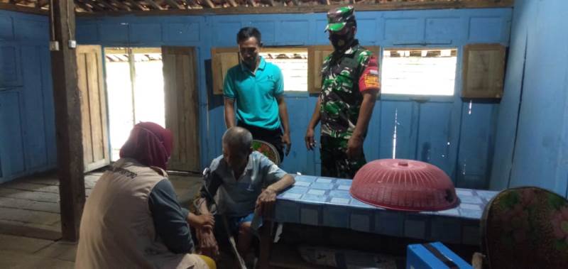 Permudah Warga Dapatkan Pelayanan, Anggota Koramil 10/Wuryantoro Dampingi Nakes Laksanakan Vakisnasi Door To Door