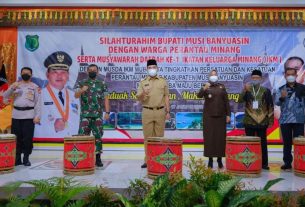 Plt Bupati Beni Hernedi Buka Musda IKM ke-I