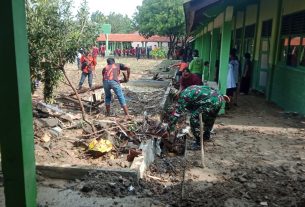 TNI/Polri Beserta Relawan Bersinergi Bantu Bersihkan SMA N I Kemusu Akibat Banjir