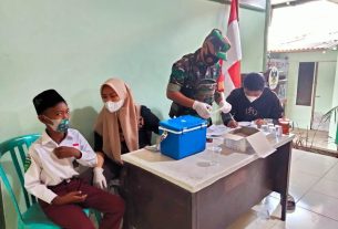 Ratusan Anak Sekolah Dasar Antusias disuntik Vaksin di Koramil 410-01/Panjang