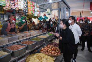 Resmikan Pasar Legi, Puan Belanja Sayur dan Buah Bareng Gibran