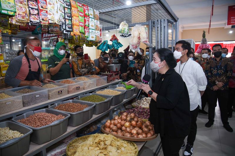 Resmikan Pasar Legi, Puan Belanja Sayur dan Buah Bareng Gibran