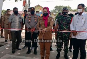 Saat Resmikan Taman Merah Putih, Bupati Winarti Juga Bagikan Motor Untuk Kepala Kampung Dan RK