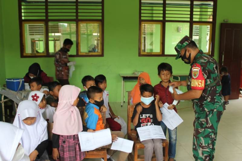 Serbuan Vaksinasi Covid 19 Koramil 410-01/Panjang Menyasar Madrasah Ibtidaiyah Mathlaul Anwar