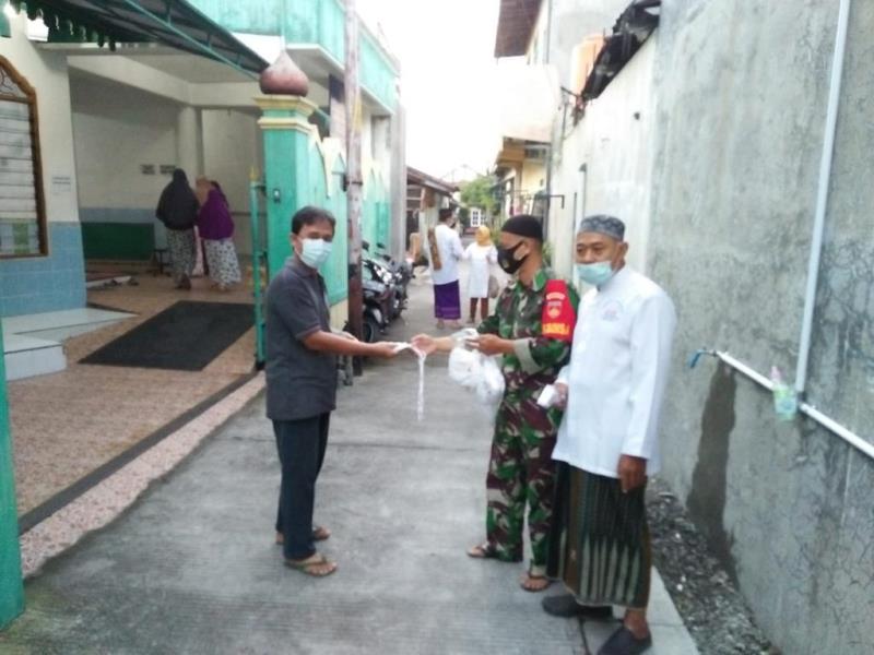 Serda Budiono Cek Prokes Dan Bagikan Masker Gratis Pada Kegiatan Pengajian di Masjid An Nur