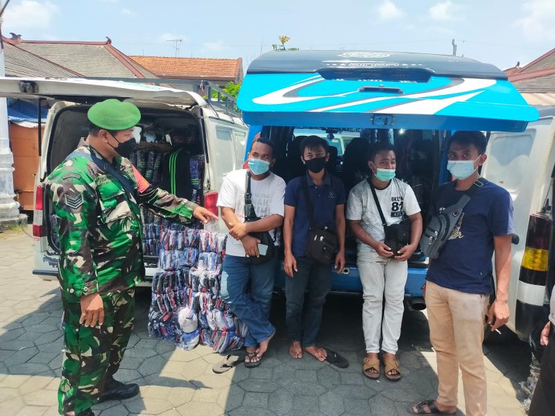 Serka Sugiyanto Bersama Security Berikan Himbauan Prokes di Lingkungan Pasar Cinderamata