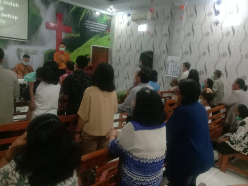 Sertu E Lau We Cek Prokes & Amankan Ibadah Minggu Pagi di Gereja Bethel