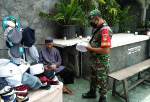 Sertu Rohmad, PPKM sambil Bagi- bagi Masker di Gedung Fatimah