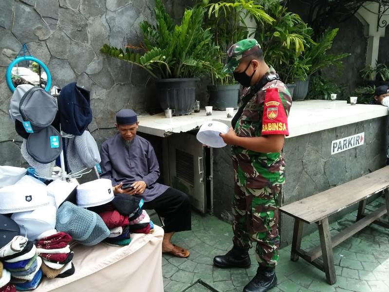 Sertu Rohmad, PPKM sambil Bagi- bagi Masker di Gedung Fatimah