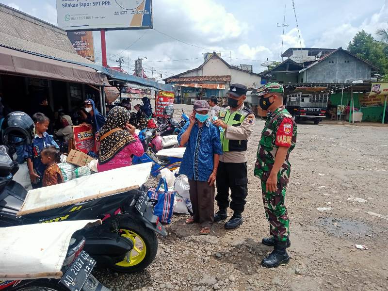 Sinergi Babinsa Koramil 03/Ngadirojo Dan Bhabinkamtibmas Himbau Warga Selalu Memakai Masker