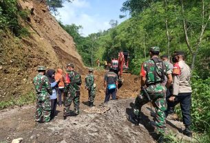 Sinergi Bersihkan Longsor di Sangup Musuk