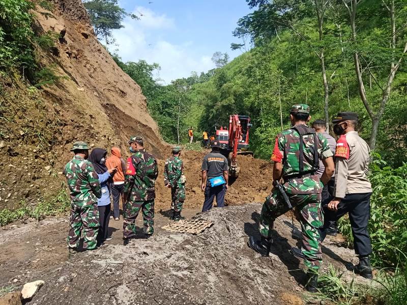 Sinergi Bersihkan Longsor di Sangup Musuk