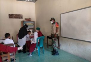 Sukseskan Program Vaksin, Babinsa Dampingi Vaksin Anak Desa Gosono