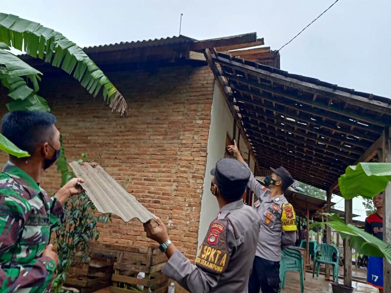 TNI Peduli Bencana, Babinsa Sekampung Bantu Warga Korban Puting Beliung