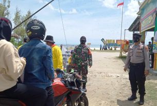 TNI - Polri Himbau Pengunjung Pantai Patuhi Prokes