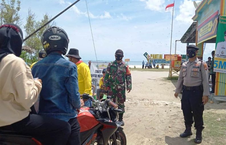 TNI - Polri Himbau Pengunjung Pantai Patuhi Prokes
