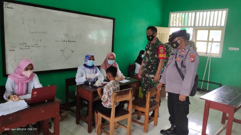 TNI-Polri Terus Melakukan Pendampingan Vaksin Covid-19 Usia 6-11 Tahun di Lamtim