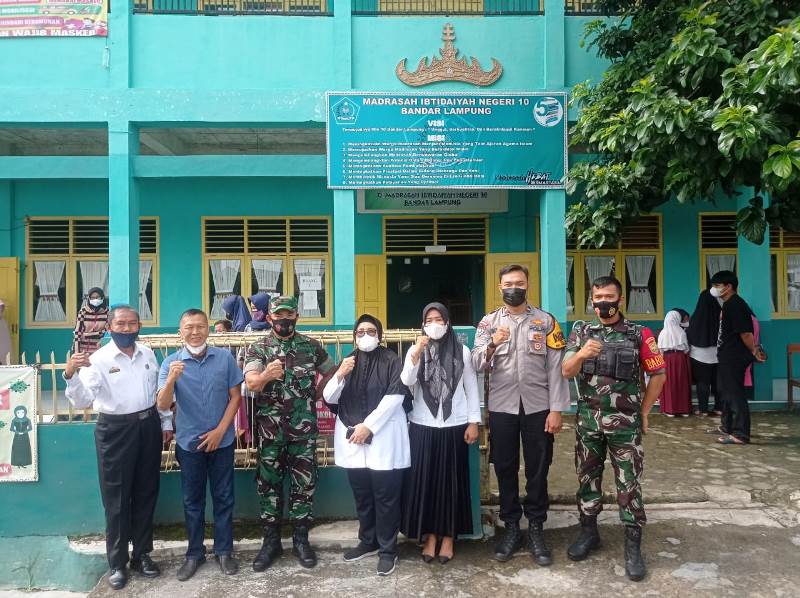 Koramil 410-04/Tanjung Karang Timur titik pusatkan serbuan vaksinasi di Madrasah Ibtidaiyah Negeri 10 Bandar Lampung