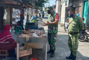 Tertipkan Prokes Covid-19 , Babinsa Kelurahan Banjarsari Laksanakan Kegiatan Cipta kondisi AKB di Pasar Joglo
