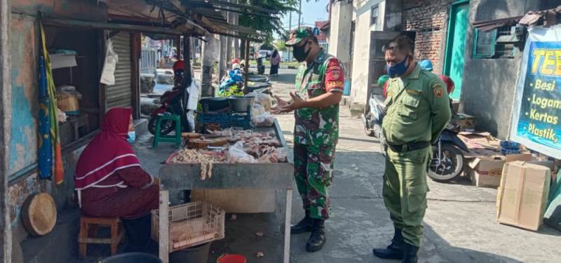 Tertipkan Prokes Covid-19 , Babinsa Kelurahan Banjarsari Laksanakan Kegiatan Cipta kondisi AKB di Pasar Joglo