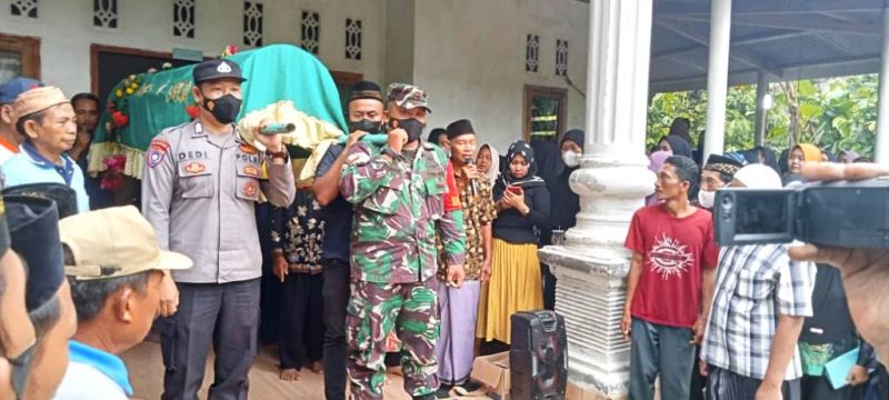 Turut Berbelasungkawa, Babinsa Koramil Way Bungur Takziah Kerumah Duka