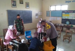 Vaksinasi Anak Gencar Dilaksanakan Babinsa Teter Aktif Mendampingi