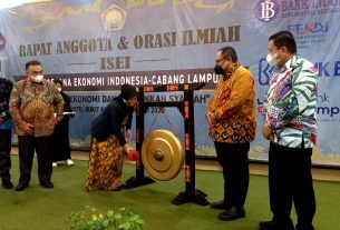 Wagub Nunik Buka Rapat Anggota dan Orasi Ilmiah ISEI Lampung