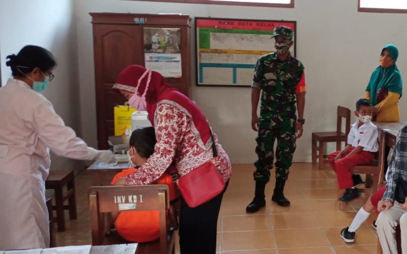 Sinergitas Anggota Koramil Dan Polsek Dampingi Vaksinasi Siswa Sekolah Dasar