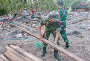 Wujud Kemanunggalan TNI-Rakyat, Babinsa Bantu Warga Bangun Rumah
