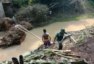 Aliran Sungai Tersumbat, Babinsa Gotong Royong Bersihkan Sampah pohon bambu
