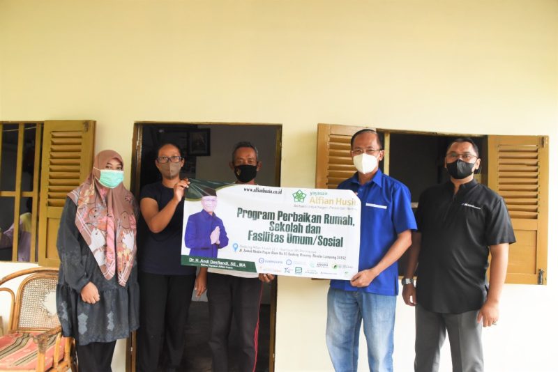 Andi Desfiandi Serahkan Bantuan Renovasi Rumah Warga Sumurbatu Bandar Lampung