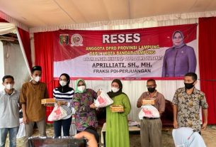 Anggota DPRD Lampung Aprilliati, Selingi Reses Dengan Berbagi Minyak Goreng