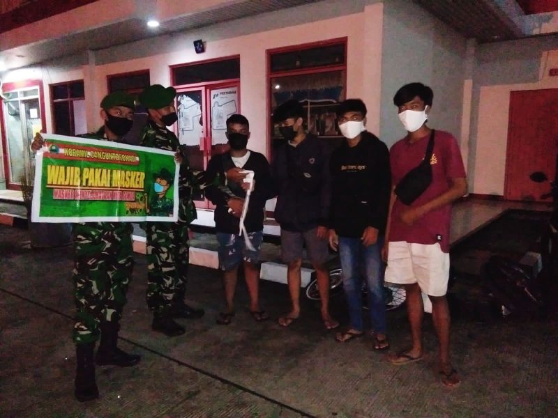 Anggota Koramil Terus Berikan Himbauan Pentingnya Protkes Kepada Warga Baik Siang Maupun Malam Hari