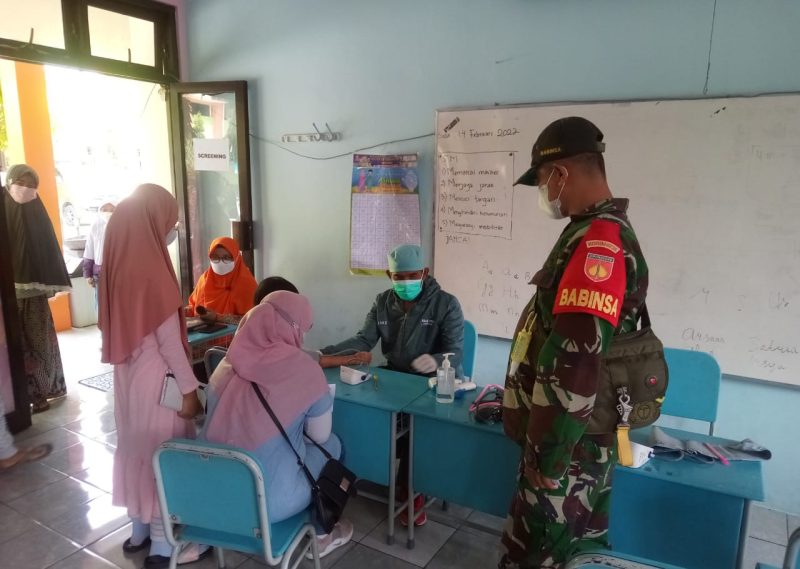 Babinsa Banyuanyar Pantau Vaksinasi Ke 2 Anak Usia 6-12 TH Di SDTQ Al Abidin