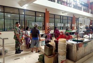 Babinsa Beri Himbauan Prokes Kepada Pedagang Dan Pembeli Di Pasar Tradisional