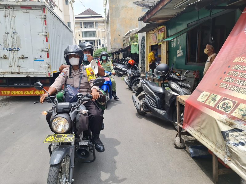 Kendarai Motor, Babinsa Bersama Bhabinkamtibmas Berikan Himbauan Prokes Kepada Warga