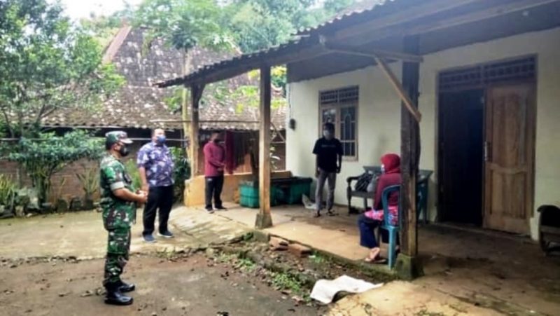 Babinsa Bersama Pemdes Glonggong Berikan Bantuan Kepada Warga Isoman