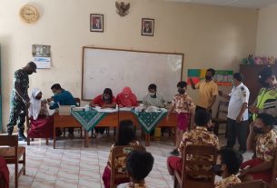 Babinsa Dan Bhabinkamtibmas Pandeyan Dampingi Pelajar Terima Vaksin