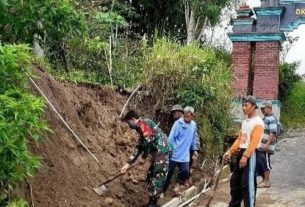 Babinsa Ikut Gotong Royong Pembenahan Jalan