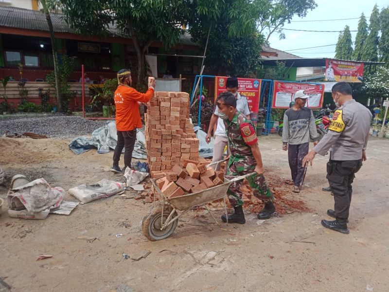 Babinsa Ikuti Gotong Royong Ciptakan Lingkungan Sekolah Bersih