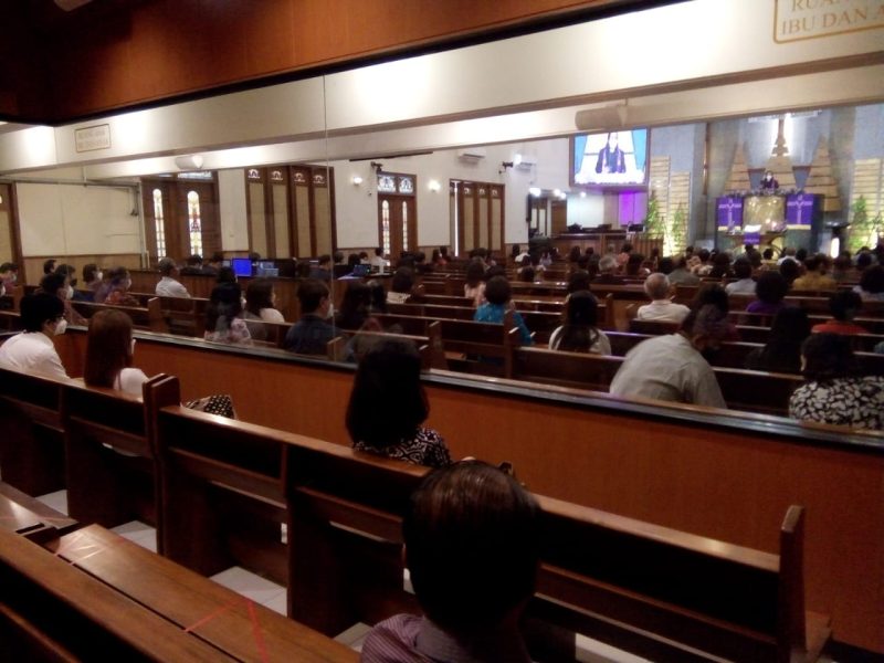 Babinsa Jayengan Sambangi Ibadah Minggu Pagi Untuk Cek Prokes