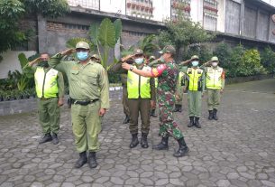 Bakar Semangat Linmas, Babinsa Kelurahan Joyotakan Latihkan PBB dan Yel-yel