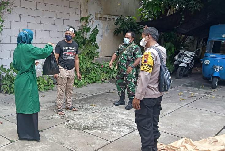 Babinsa Kelurahan Kemlayan Distribusian Obat Kepada Warga isoman di Wilayah