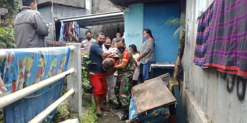 Cepat Tanggap, Babinsa Kepatihan Wetan Bantu Evakuasi Warganya