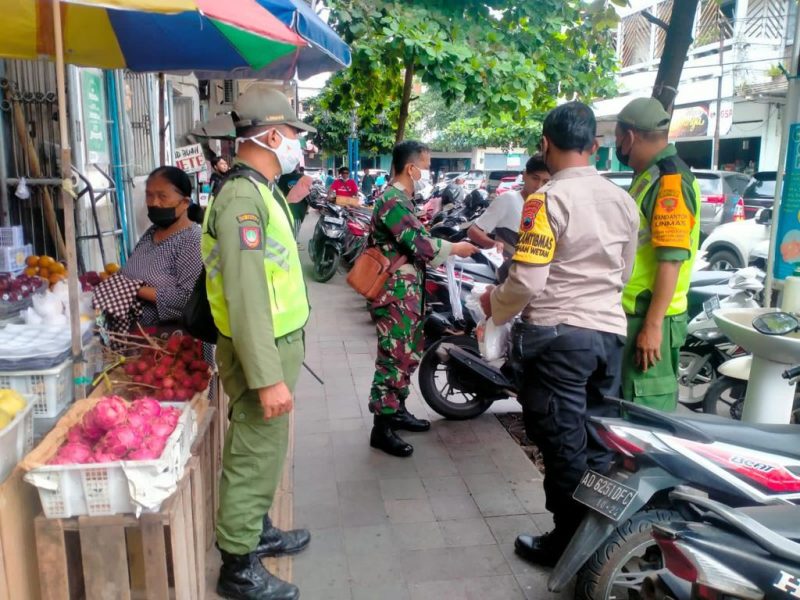 Tanpa Lelah, Babinsa Kepatihan Wetan Gencar Bagikan Masker Gratis di Wilayah